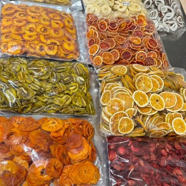 Variedad de frutas deshidratadas preparadas para combinar