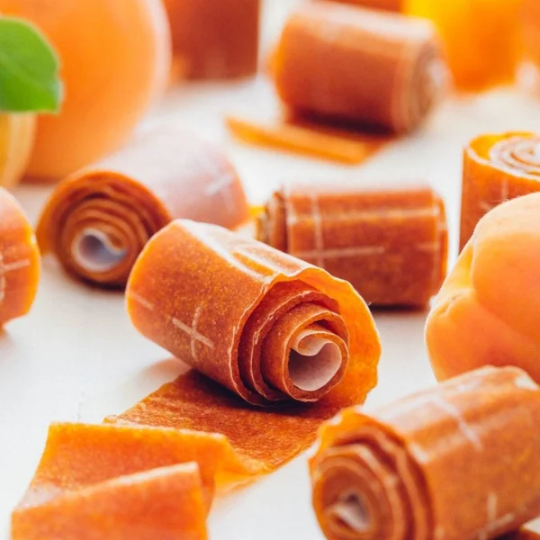 Rollitos caseros de fruta color naranja